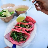 El furor por "Barbie" tiñe de rosa los tacos y las tortillas de México