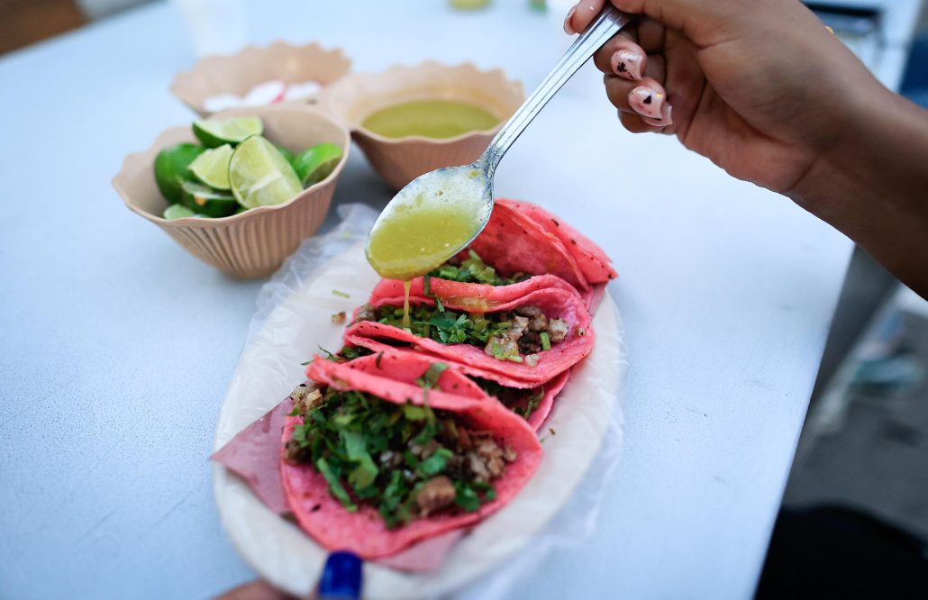 El furor por "Barbie" tiñe de rosa los tacos y las tortillas de México