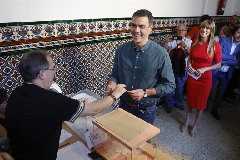 Abren los centros de votación para las elecciones generales en España