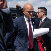 Asistente de Trump se declara no culpable de manejo de documentos clasificados
