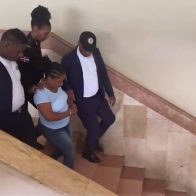 Envían a prisión mujer grabada golpeando a hijastro de dos años en Santiago