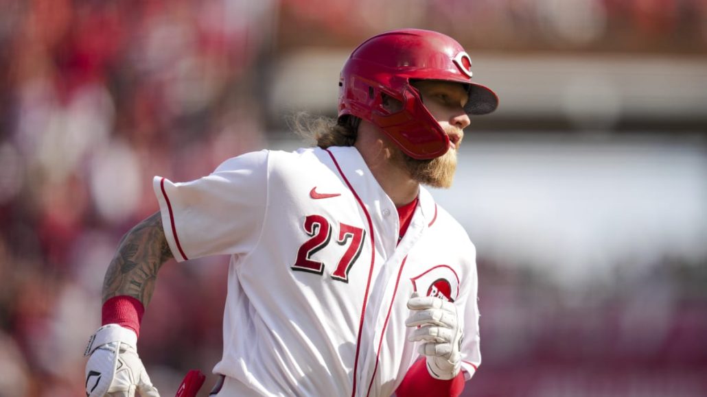 Los Rojos logran tres jonrones en la sexta para ganar a Arizona