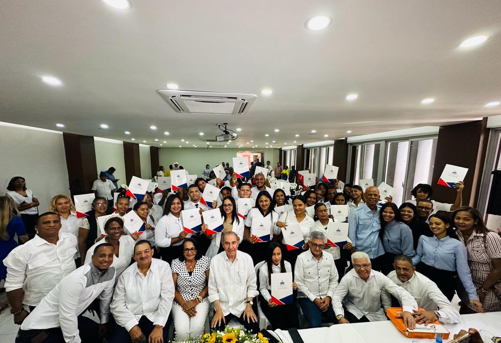 Mescyt entrega 60 becas a jóvenes de Hato Mayor