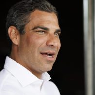 Alcalde de Miami retira aspiración presidencial por el partido republicano