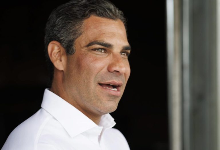 Alcalde de Miami retira aspiración presidencial por el partido republicano