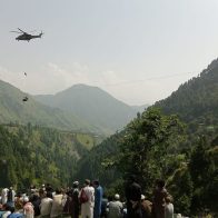 Seis niños que se iban a la escuela permanecen atrapados en teleférico de Pakistán