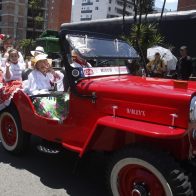 Cerca de 300 autos antiguos llenan de recuerdos las calles de Medellín
