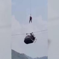 Rescatados niños atrapados en la cabina de un teleférico en Pakistán