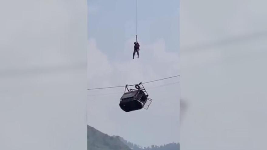 Rescatados niños atrapados en la cabina de un teleférico en Pakistán