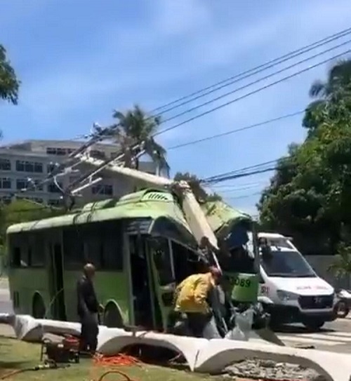 Autobús de la Omsa choca con poste de luz.
