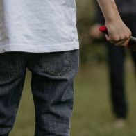 Procesan adolescente por presunto asesinato de su padre tras golpear a su madre en Ecuador