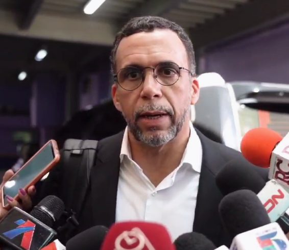 Navarro dice Gobierno hace "uso burdo" de recursos públicos para reelección de Abinader