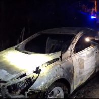 Estado en el que quedó el vehículo incendiado en Loma Miranda.