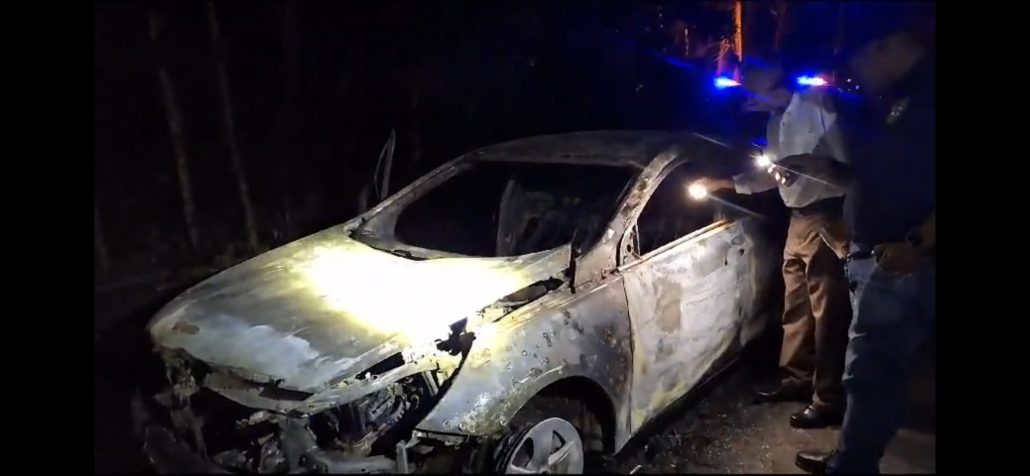 Estado en el que quedó el vehículo incendiado en Loma Miranda.