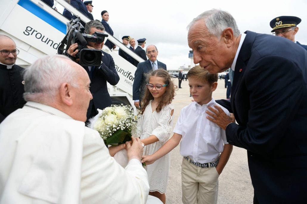 El papa Francisco llega a Lisboa para participar en la JMJ