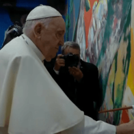 El papa "pintor por un día" en el mural de los jóvenes en Cascais