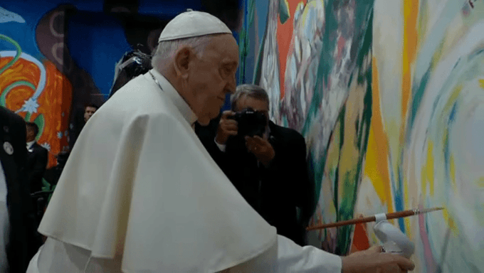 El papa "pintor por un día" en el mural de los jóvenes en Cascais