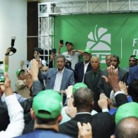 Fuerza del Pueblo juramenta 105 generales retirados en Santiago