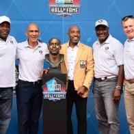 El Salón de la Fama de la NFL recibe a sus 9 nuevos miembros en emotiva ceremonia