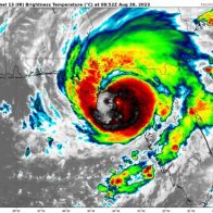 Idalia se acerca a Florida con vientos de 225 km/h