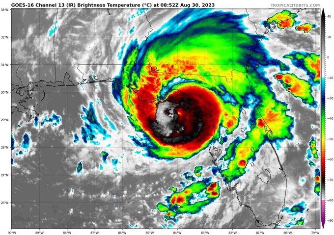 Idalia se acerca a Florida con vientos de 225 km/h