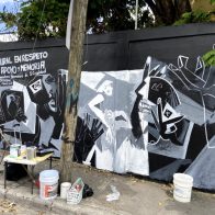 Mexicano pinta mural en honor a víctimas de tragedia en San Cristóbal
