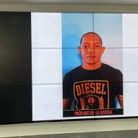 Jony Oscar Charles alias Plumita, quien tiene un amplio prontuario delictivo, aún se encuentra prófugo de la justicia.