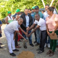 Alcalde Guzmán deja iniciados trabajos de construcción de aceras, contenes y calles en SDN