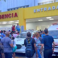 Gran aglomeración de personas a las afueras del hospital de San Cristóbal tras explosión