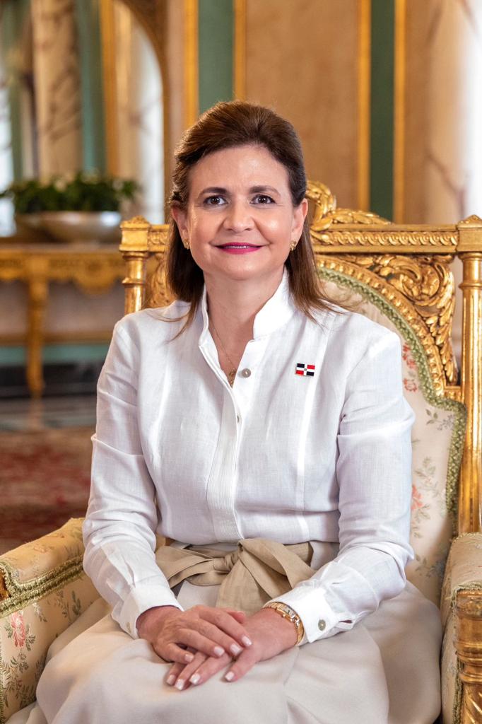 Helicóptero en que viajaba vicepresidenta aterriza por precaución