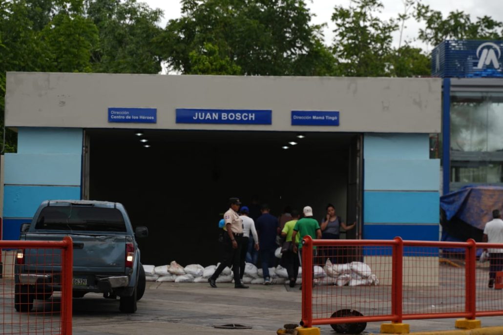 Colocan sacos de arena en entrada de estación del Metro Juan Bosh ante paso de Franklin
