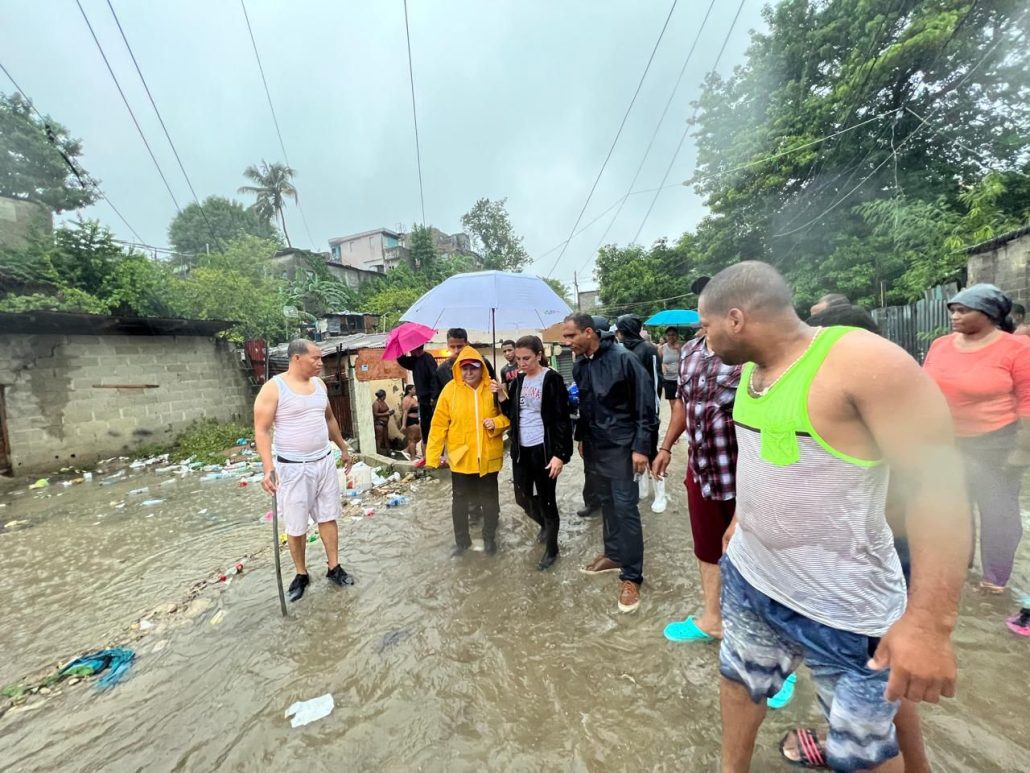 Alcaldesa Mejía supervisa saturación del suelo en Los Guandules por lluvias de Franklin