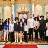 Estudiantes meritorios hijos de dominicanos en el exterior visitan al Presidente Abinader