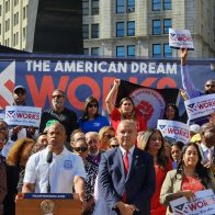 NY presiona a Biden para suprimir el tapón de permisos de trabajo para inmigrantes