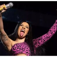 Subastan por casi 100.000 dólares el micrófono que Cardi B arrojó en concierto