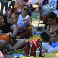 Con "Gran Tetada" cientos de mujeres en México promueven la lactancia materna