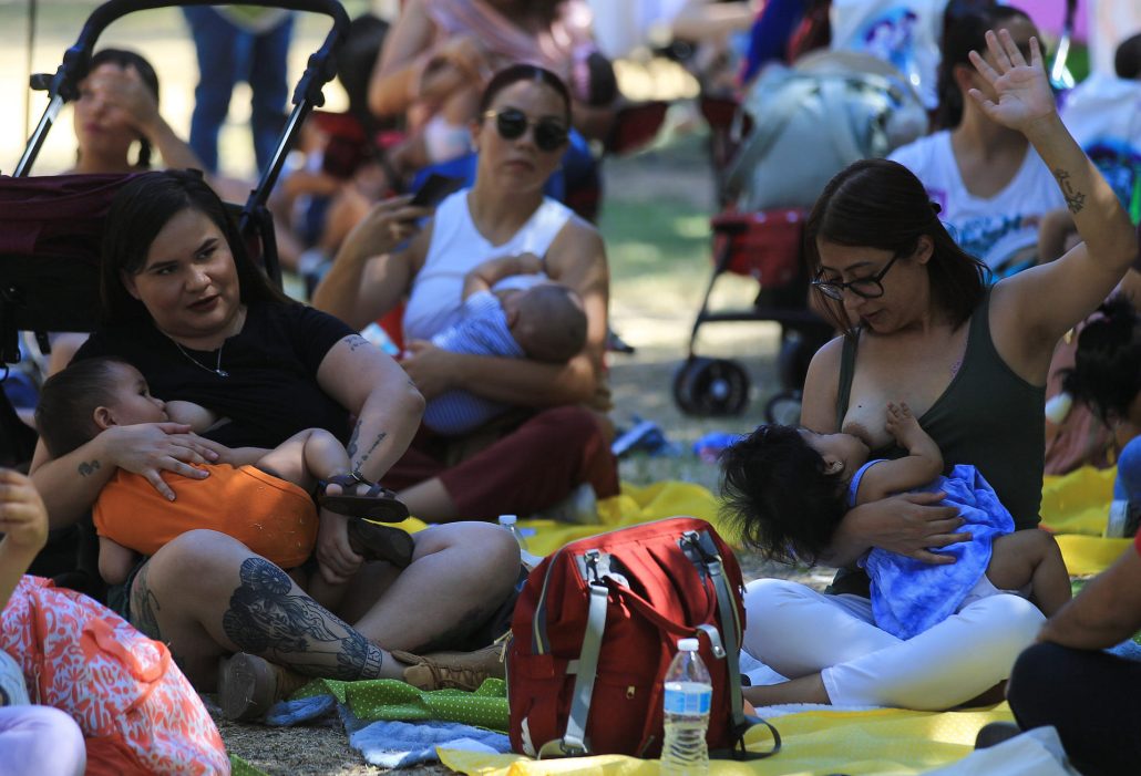 Con "Gran Tetada" cientos de mujeres en México promueven la lactancia materna
