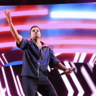 Los ritmos latinos del puertorriqueño Luis Fonsi han hecho vibrar durante cerca de hora y media a miles de personas en la playa de Salvé de Laredo, a orillas del mar Cantábrico, a pesar de la amenazante lluvia.