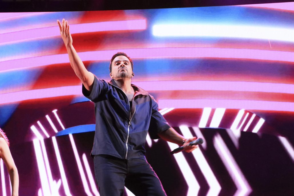 Los ritmos latinos del puertorriqueño Luis Fonsi han hecho vibrar durante cerca de hora y media a miles de personas en la playa de Salvé de Laredo, a orillas del mar Cantábrico, a pesar de la amenazante lluvia.