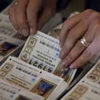 Once mujeres ganan 1,2 millones de dólares tras compartir un boleto en India