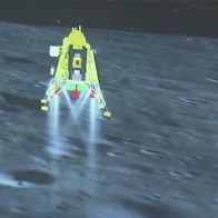 La misión espacial de la India logra con éxito alunizar en el polo sur de la Luna