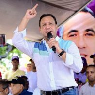 Abel Martínez se dirige a la multitud que lo esperó en Bayaguana