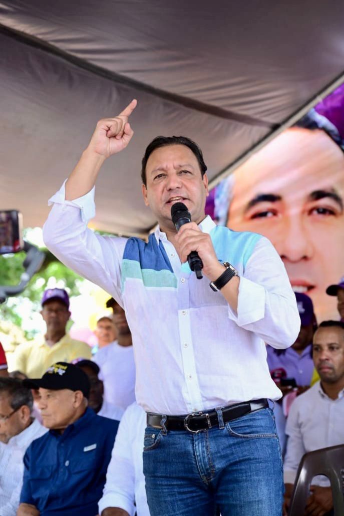 Abel Martínez se dirige a la multitud que lo esperó en Bayaguana