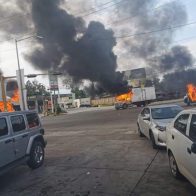 Detención de un líder criminal desata balacera y vehículos en llamas en mexicano