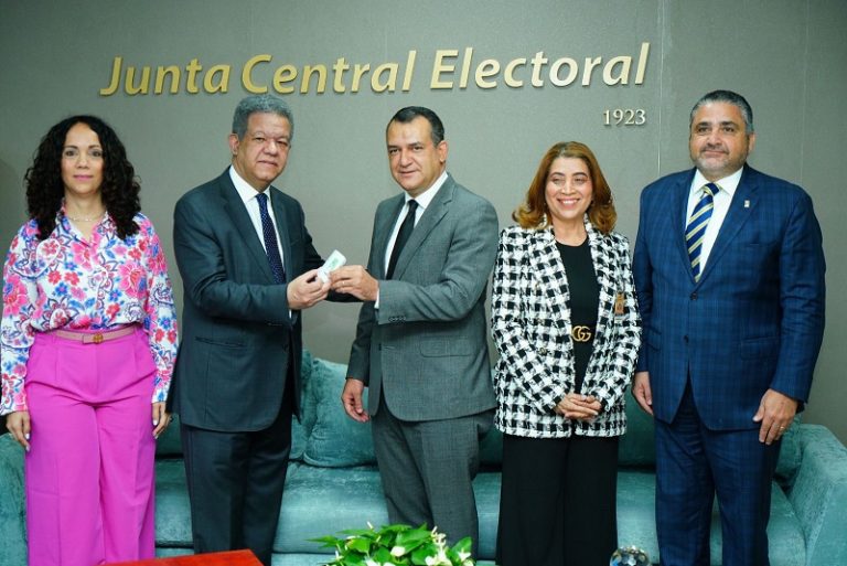 Leonel entrega a la JCE padrón auditado con más de 2 millones de personas inscritas 8 | Noticias de hoy en República Dominicana Leonel 2 | Noticias de hoy en De Último Minuto