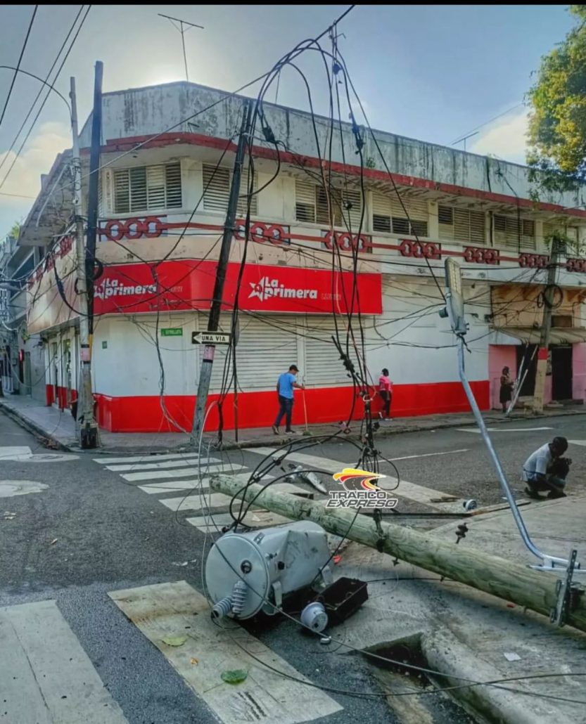 Cae tendido eléctrico en calle Mariano Cesteros
