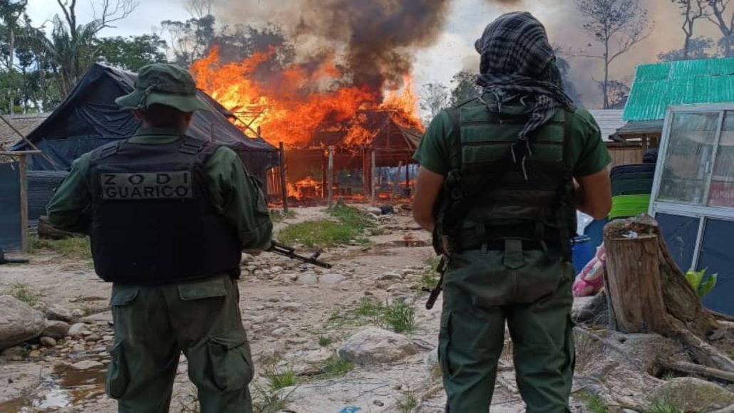 Militares venezolanos destruyen "material de guerra" 