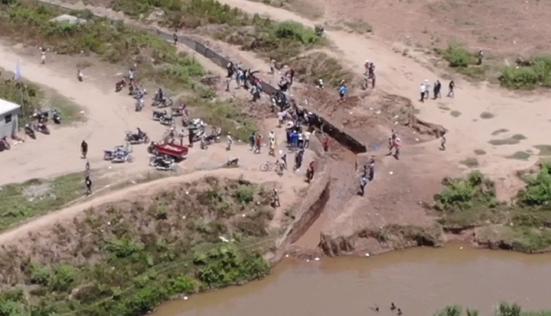 Construcción del canal en la parte haitiana del río Masacre.