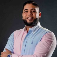 Yeury Bidó entrega útiles escolares a niños de SDN por motivo de su cumpleaños