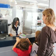 ¿Tienen los menores de edad que asistir a la entrevista de visa de inmigrante?